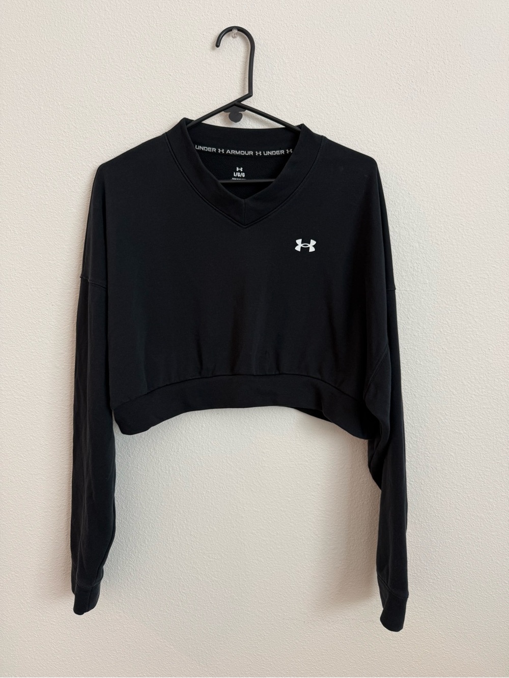Under Armour Black Cropped V‑Neck Sweatshirt